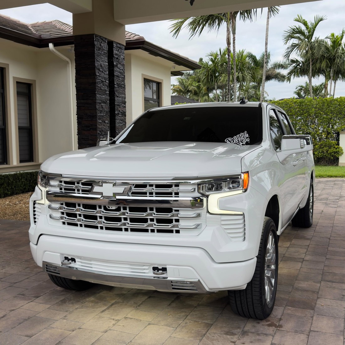 2023 Silverado 1500 — Color-matched power folding mirrors